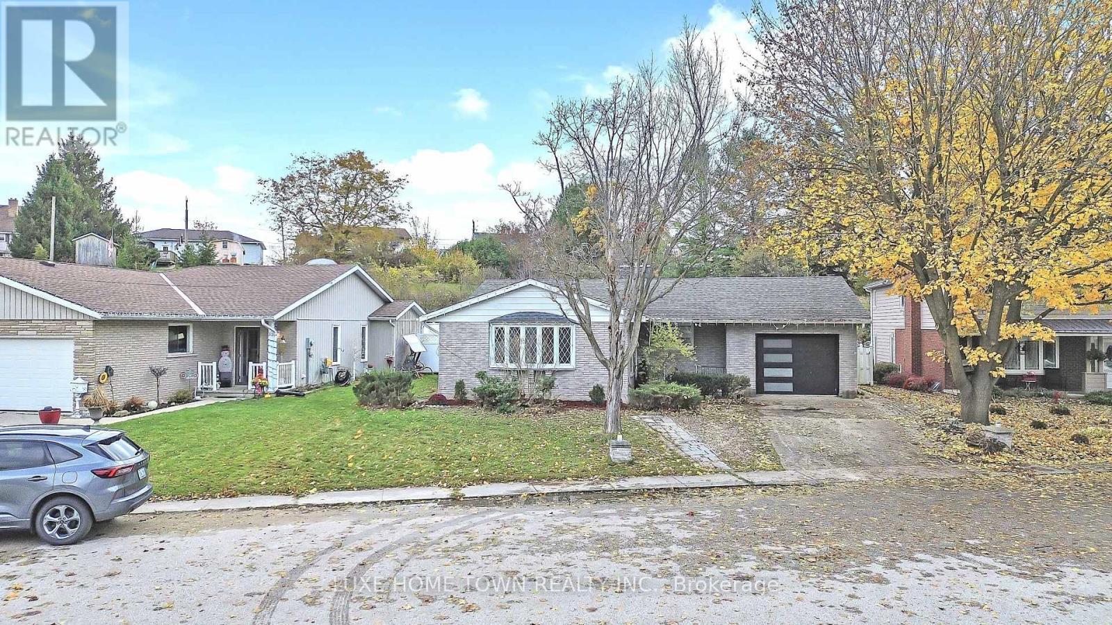 5 Centennial Drive, Brockton, ON - Outdoor With Facade
