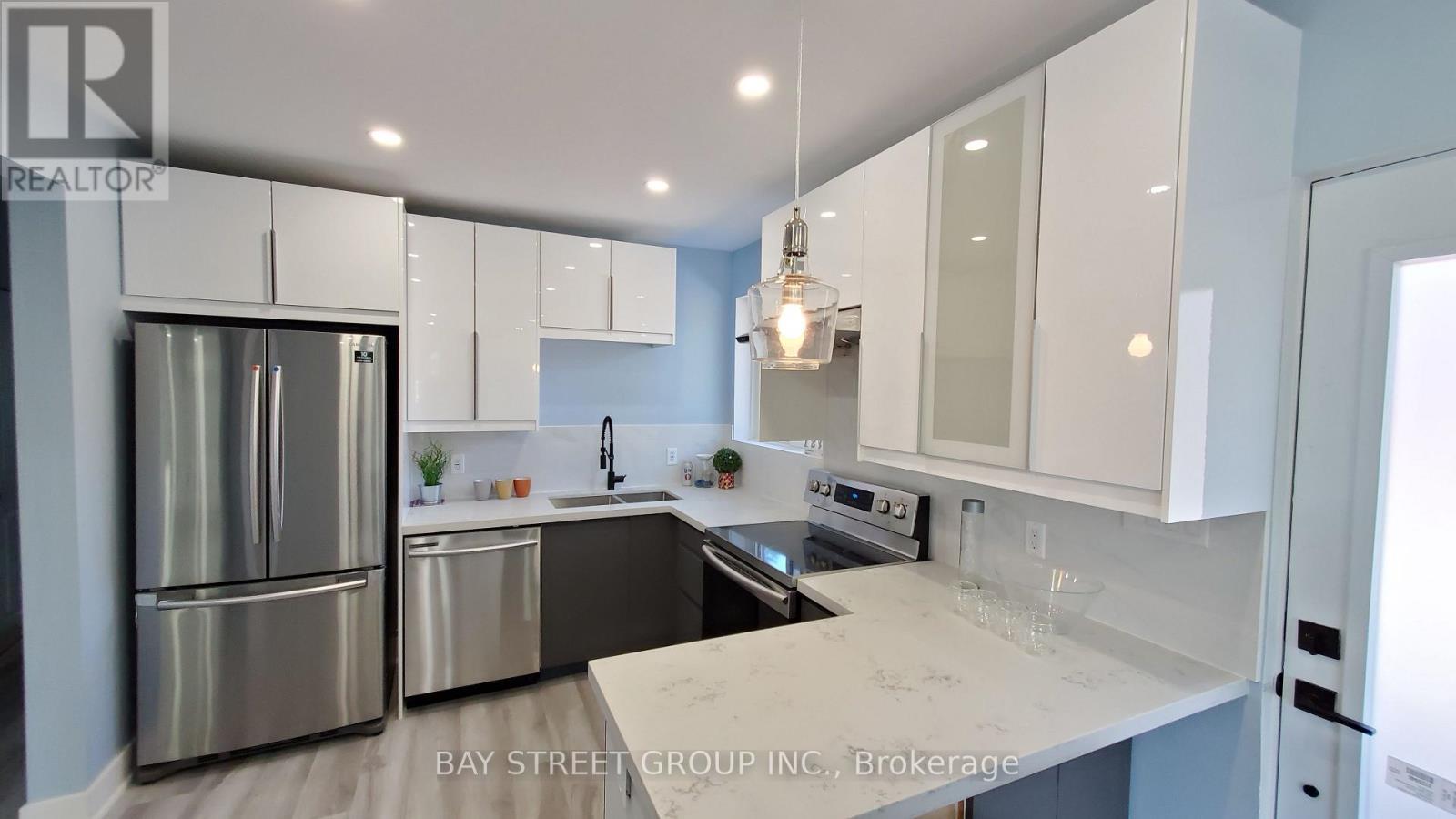 46 Lowcrest Boulevard, Toronto, ON - Indoor Photo Showing Kitchen With Upgraded Kitchen