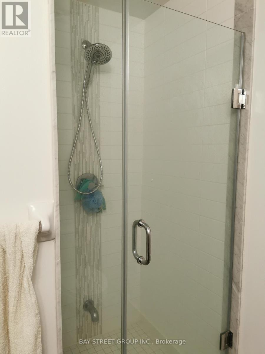 1002 - 55 Oneida Crescent, Richmond Hill, ON - Indoor Photo Showing Bathroom