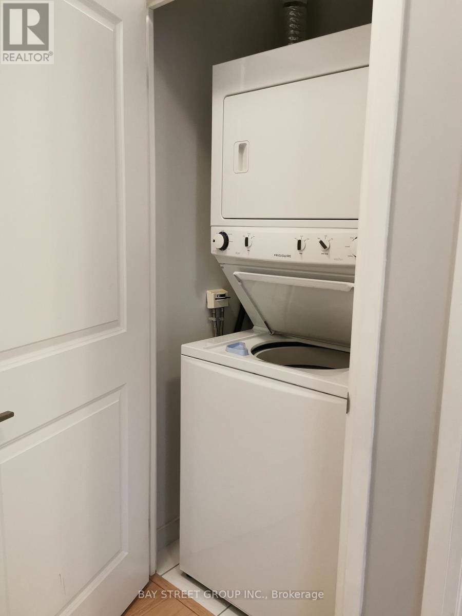 1002 - 55 Oneida Crescent, Richmond Hill, ON - Indoor Photo Showing Laundry Room