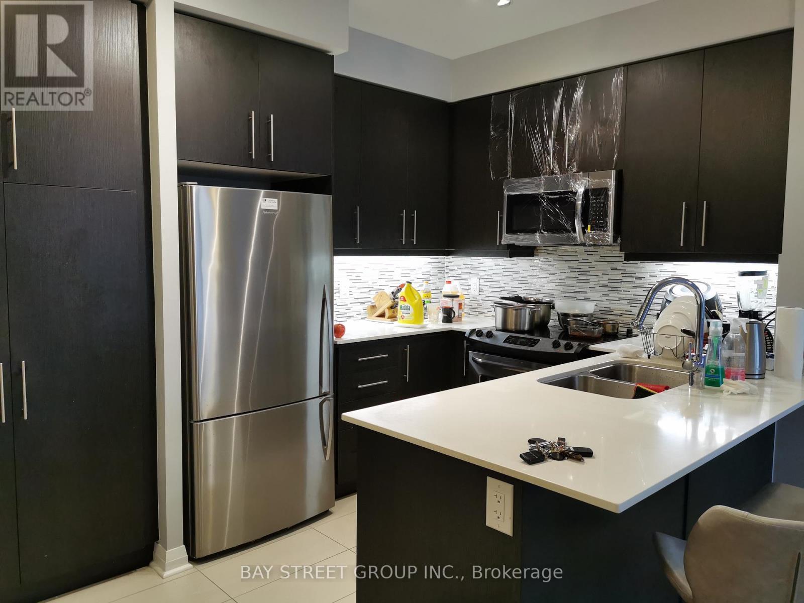 1002 - 55 Oneida Crescent, Richmond Hill, ON - Indoor Photo Showing Kitchen With Double Sink With Upgraded Kitchen