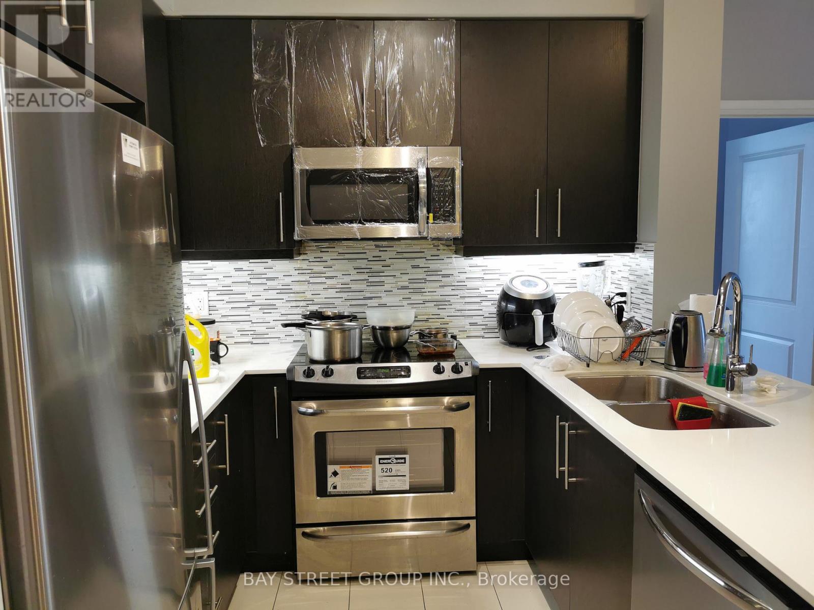 1002 - 55 Oneida Crescent, Richmond Hill, ON - Indoor Photo Showing Kitchen With Double Sink With Upgraded Kitchen