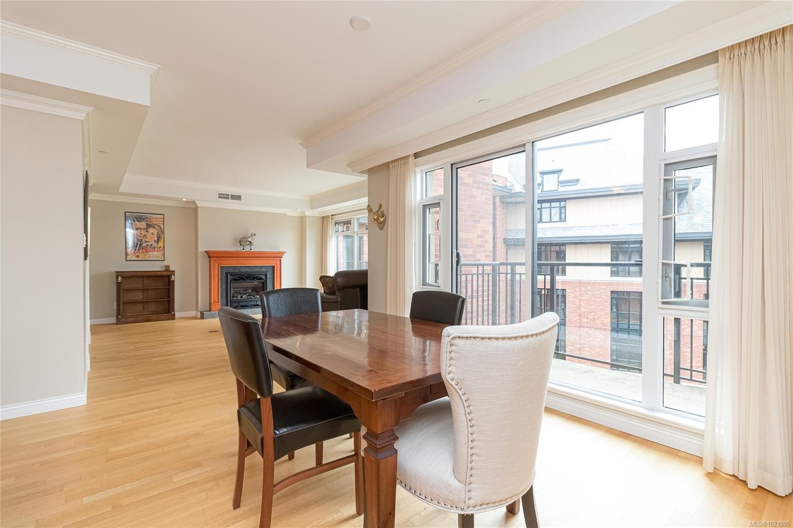 401-1175 Beach Dr, Oak Bay, BC - Indoor Photo Showing Dining Room With Fireplace