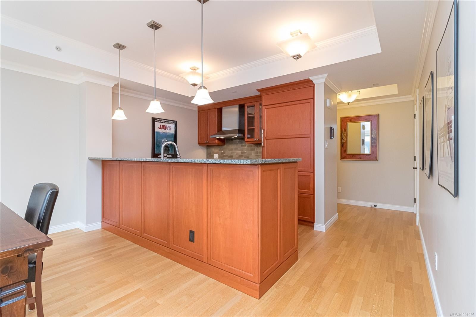 401-1175 Beach Dr, Oak Bay, BC - Indoor Photo Showing Kitchen
