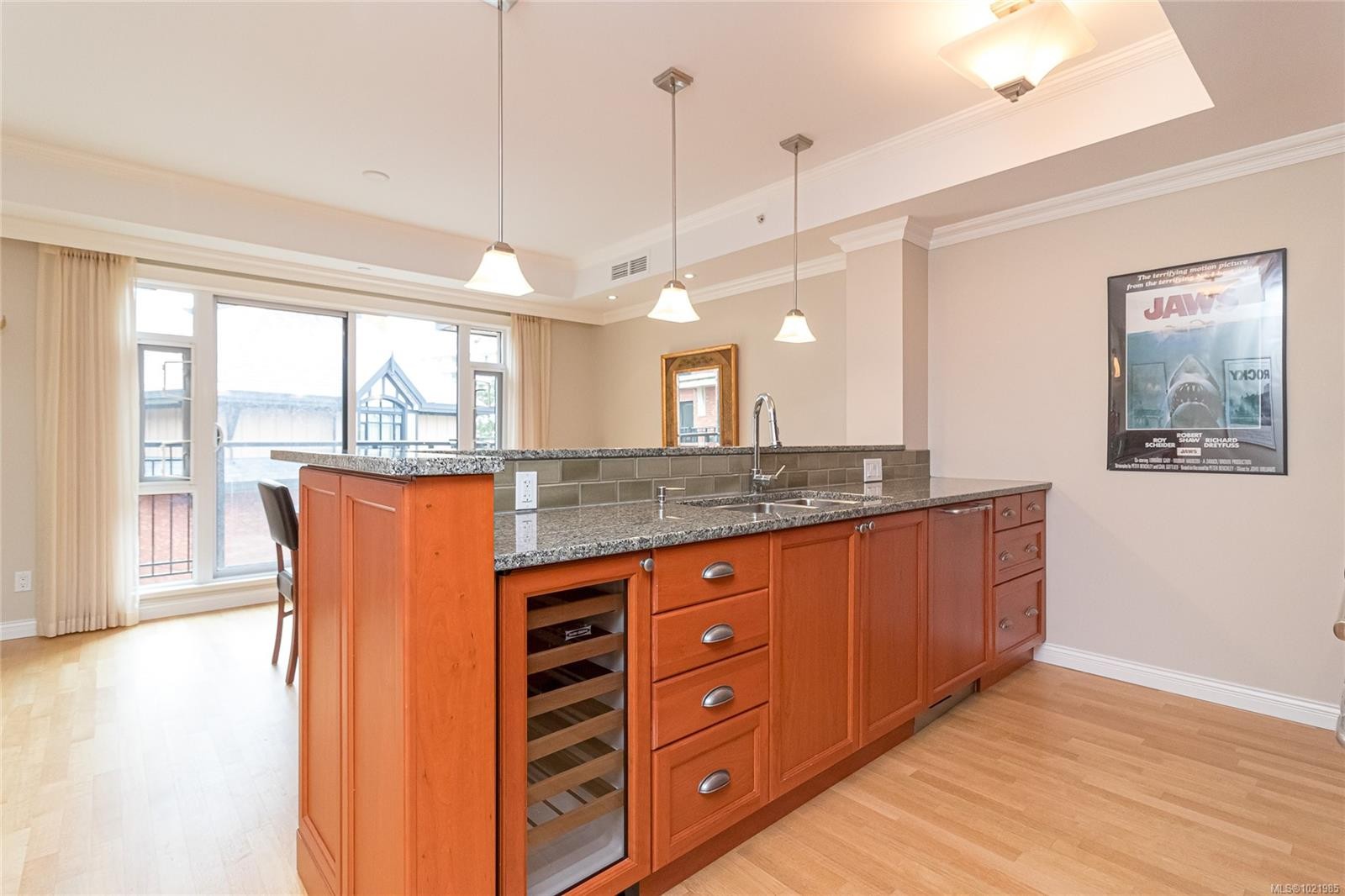 401-1175 Beach Dr, Oak Bay, BC - Indoor Photo Showing Kitchen With Double Sink