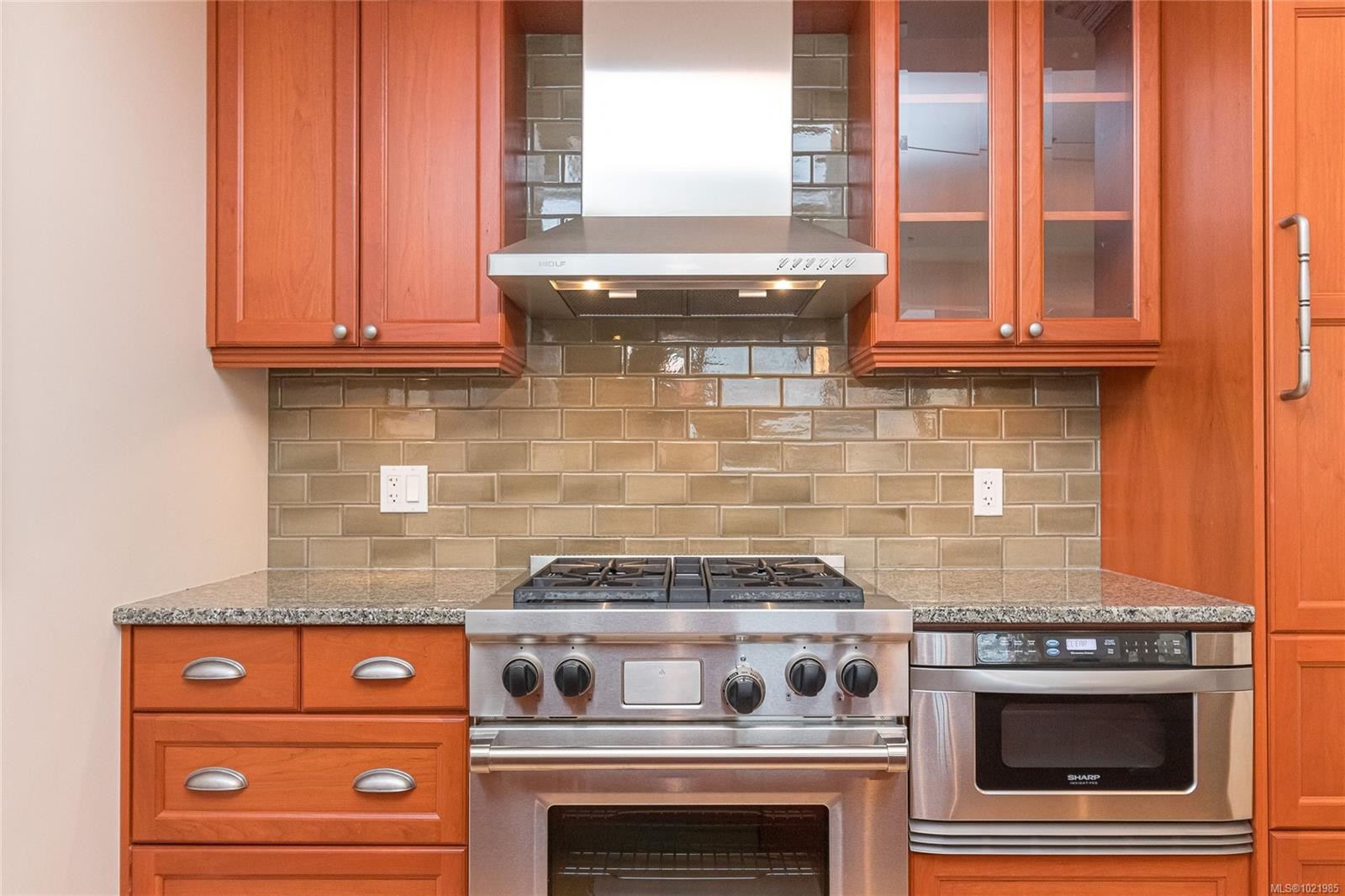 401-1175 Beach Dr, Oak Bay, BC - Indoor Photo Showing Kitchen
