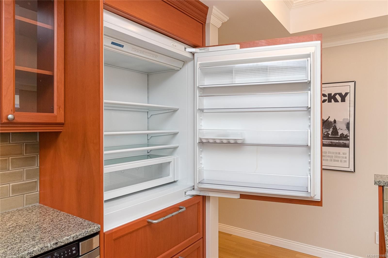 401-1175 Beach Dr, Oak Bay, BC - Indoor