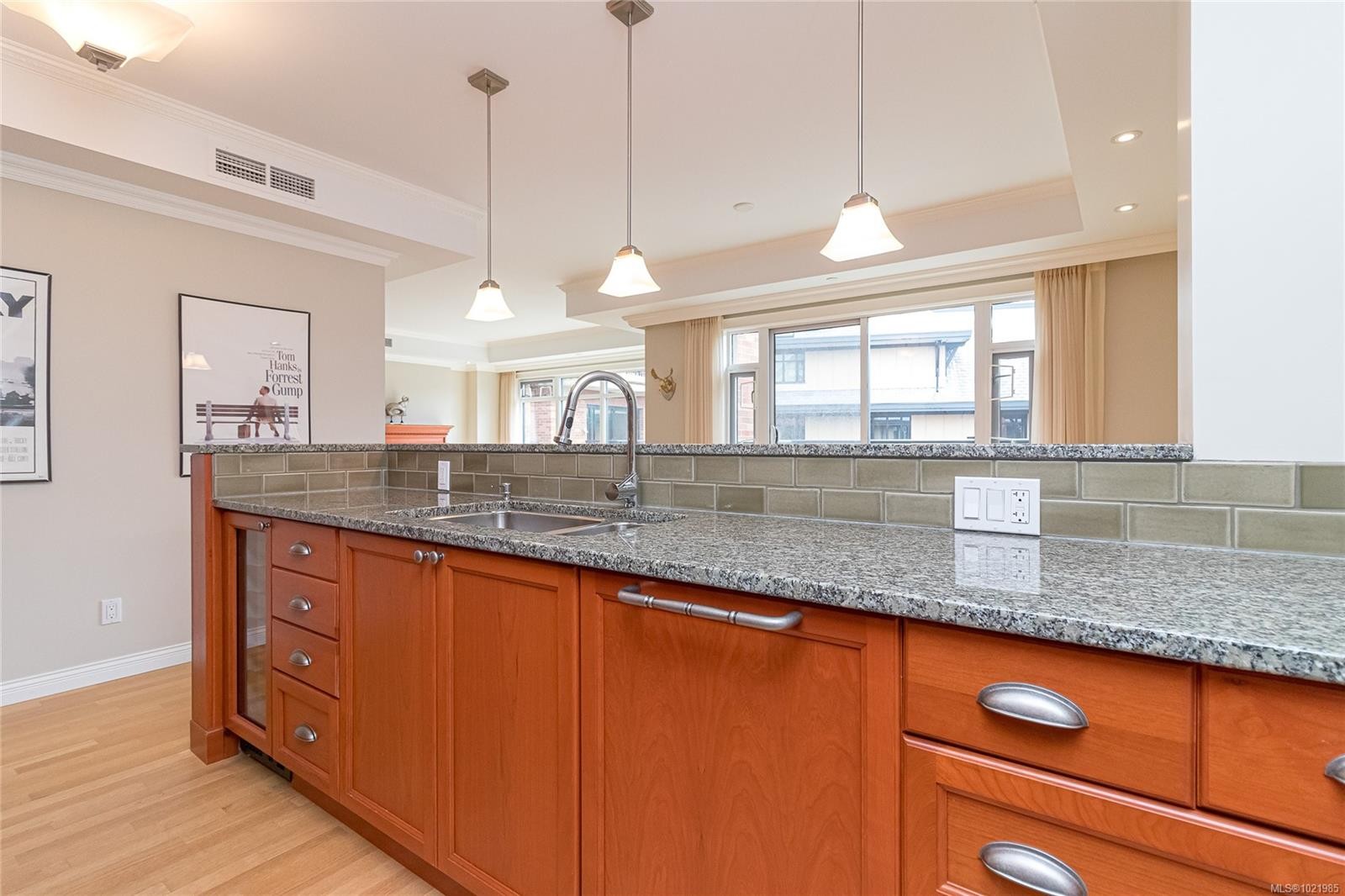 401-1175 Beach Dr, Oak Bay, BC - Indoor Photo Showing Kitchen With Double Sink