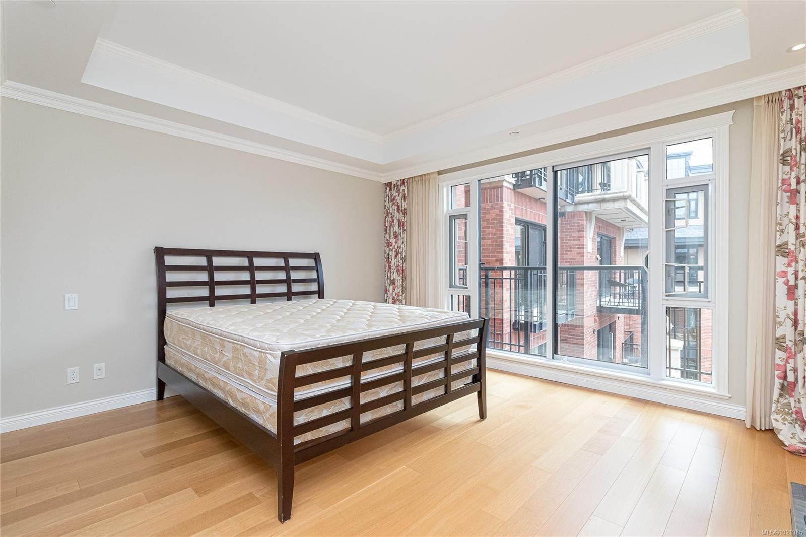 401-1175 Beach Dr, Oak Bay, BC - Indoor Photo Showing Bedroom