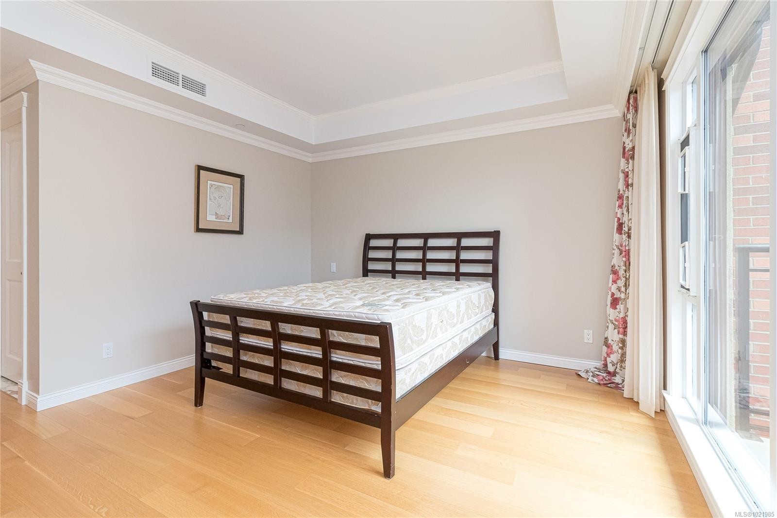 401-1175 Beach Dr, Oak Bay, BC - Indoor Photo Showing Bedroom