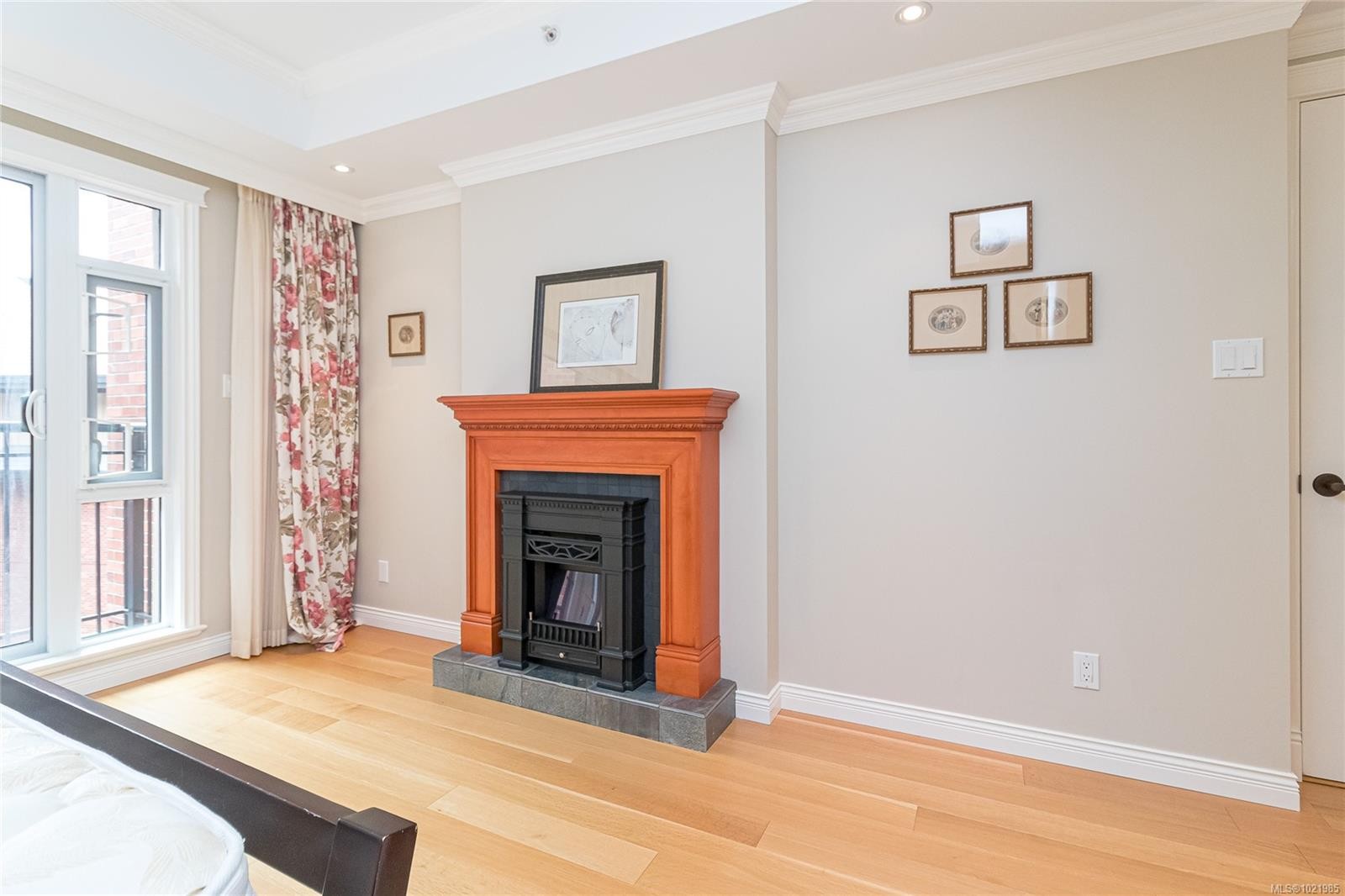 401-1175 Beach Dr, Oak Bay, BC - Indoor Photo Showing Living Room With Fireplace