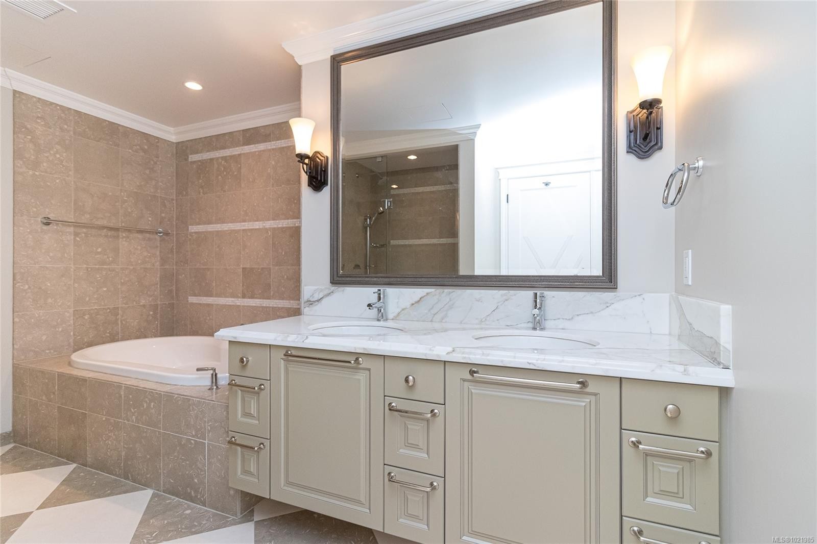 401-1175 Beach Dr, Oak Bay, BC - Indoor Photo Showing Bathroom