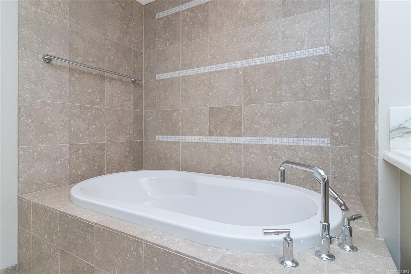 401-1175 Beach Dr, Oak Bay, BC - Indoor Photo Showing Bathroom