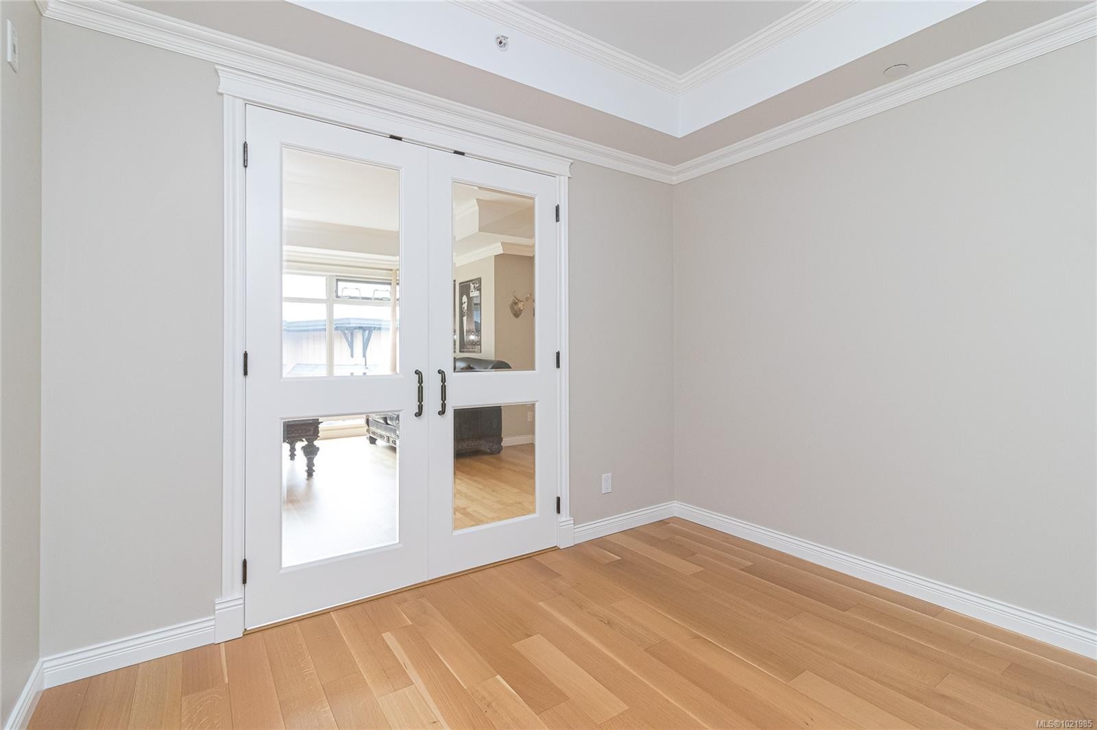 401-1175 Beach Dr, Oak Bay, BC - Indoor Photo Showing Other Room