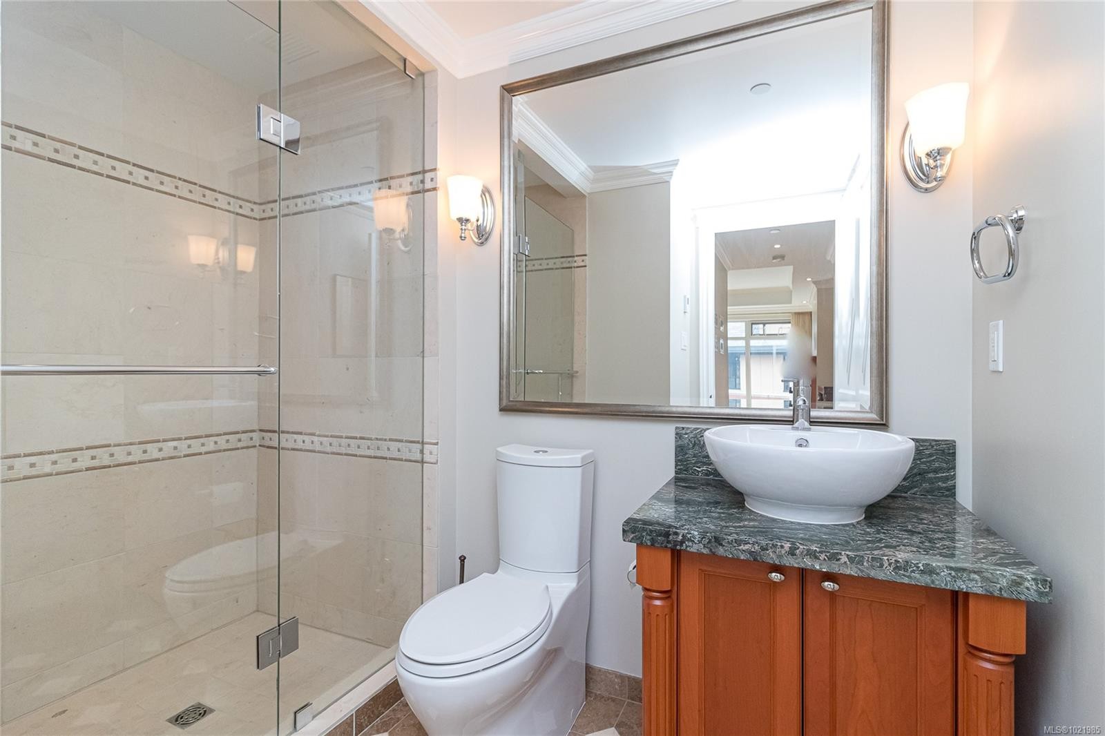 401-1175 Beach Dr, Oak Bay, BC - Indoor Photo Showing Bathroom