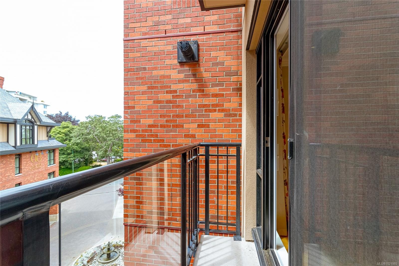 401-1175 Beach Dr, Oak Bay, BC - Outdoor With Exterior