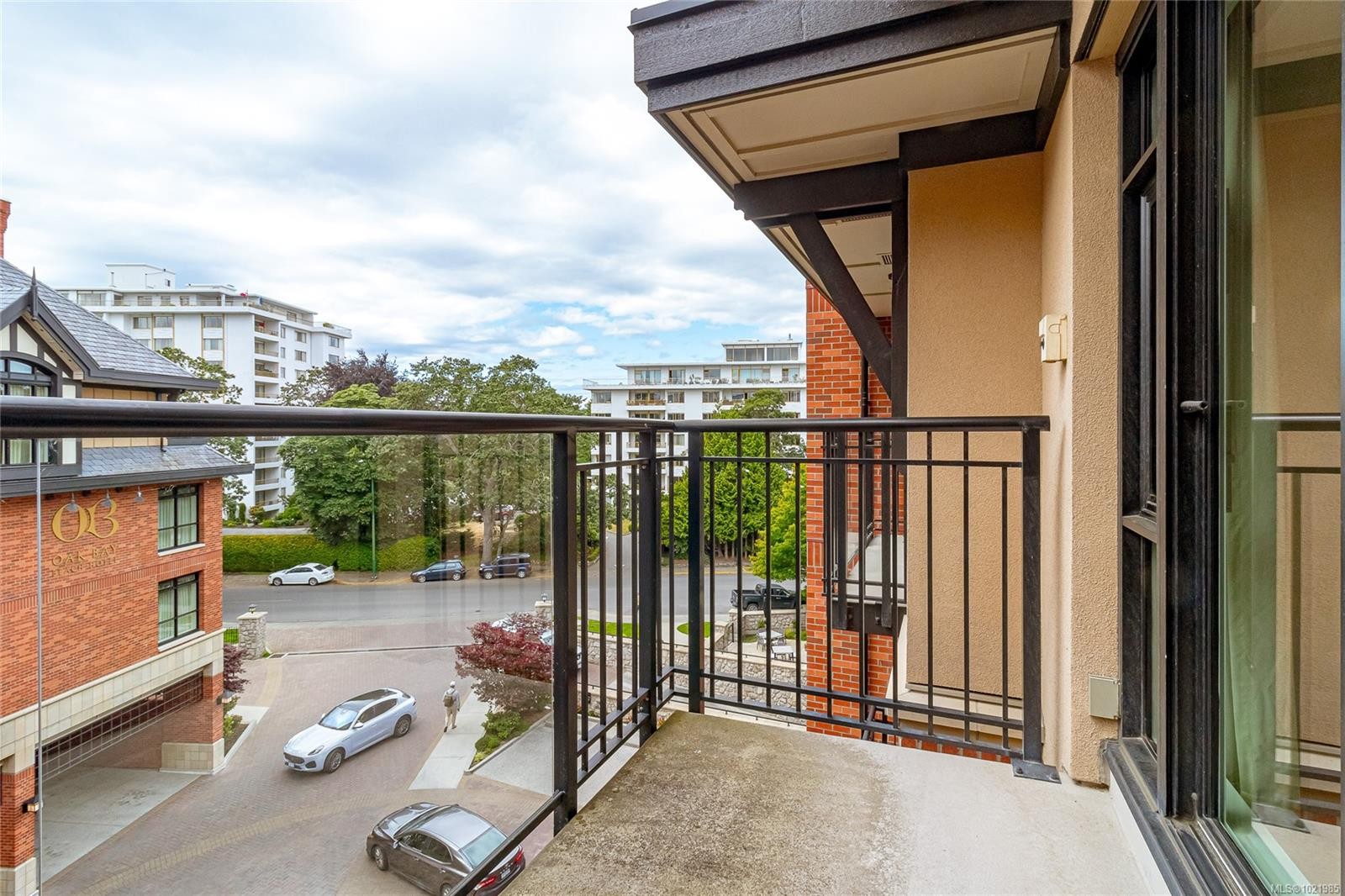 401-1175 Beach Dr, Oak Bay, BC - Outdoor With Exterior