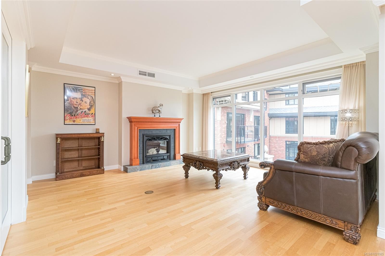 401-1175 Beach Dr, Oak Bay, BC - Indoor Photo Showing Living Room With Fireplace