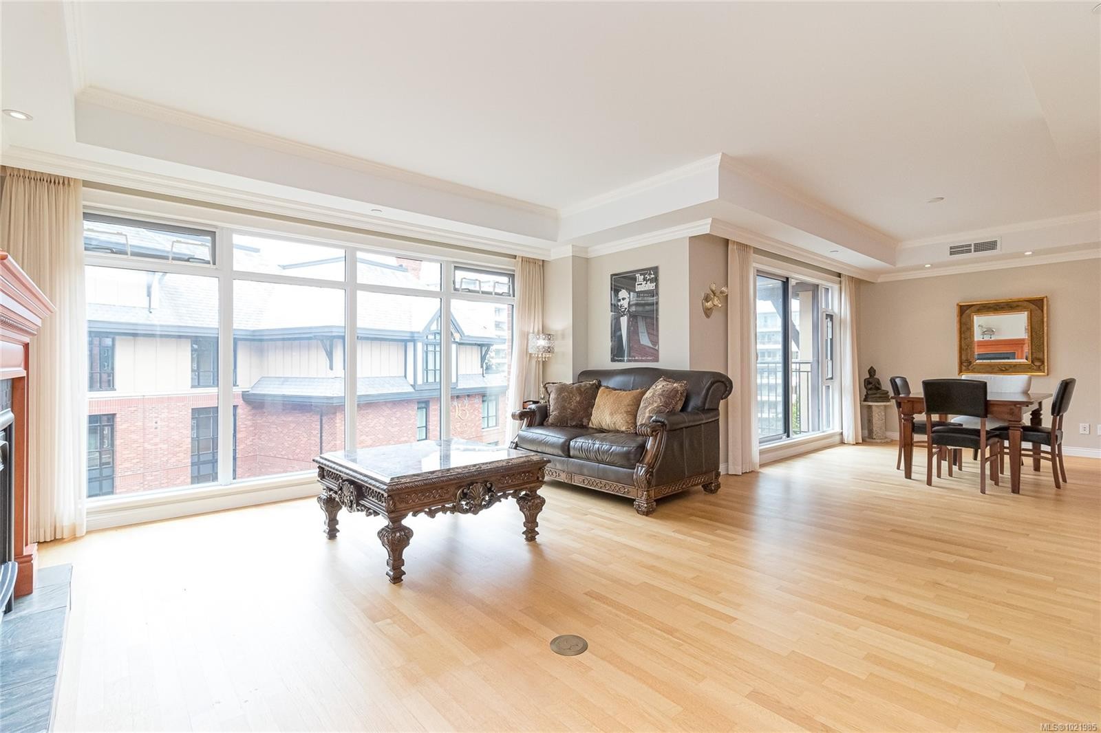 401-1175 Beach Dr, Oak Bay, BC - Indoor Photo Showing Living Room