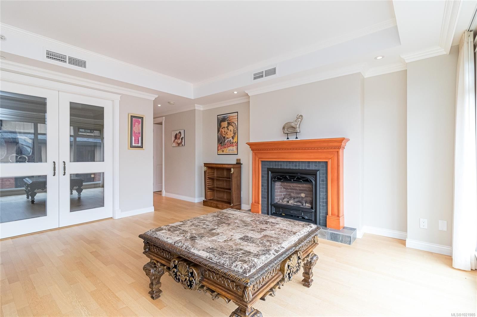 401-1175 Beach Dr, Oak Bay, BC - Indoor Photo Showing Living Room With Fireplace