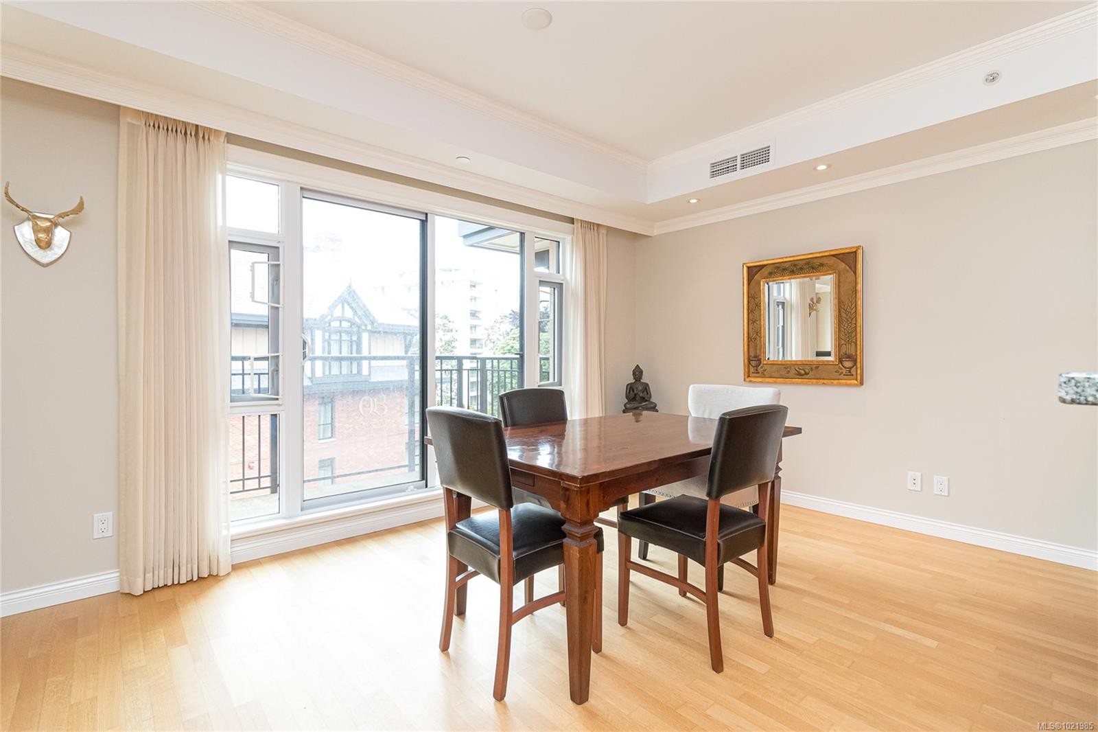 401-1175 Beach Dr, Oak Bay, BC - Indoor Photo Showing Dining Room