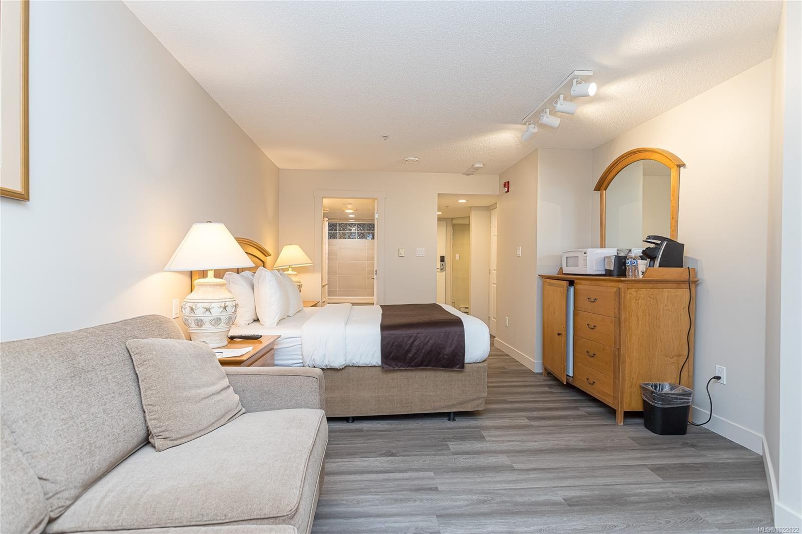 724-1600 Stroulger Rd, Nanoose Bay, BC - Indoor