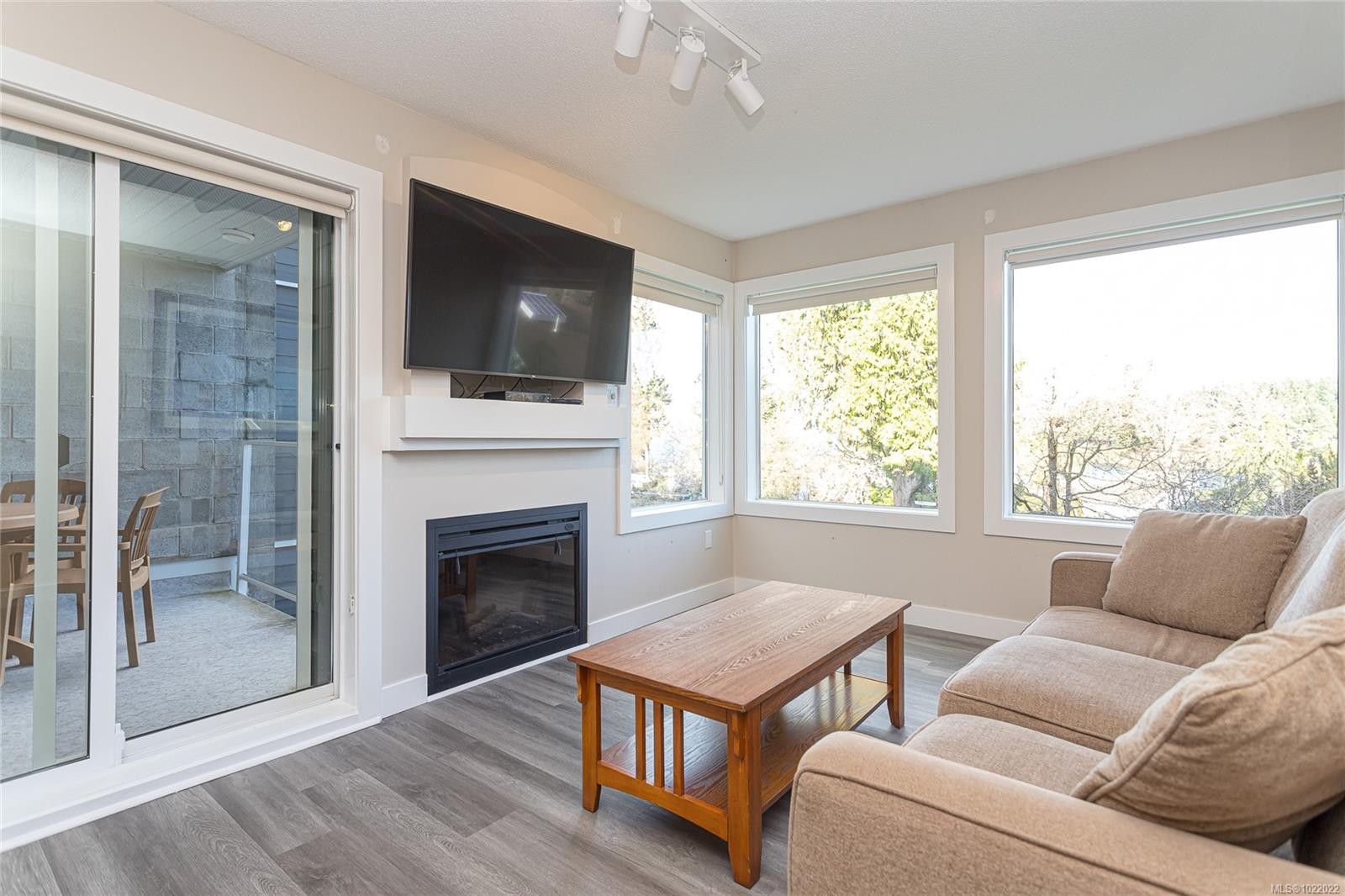 724-1600 Stroulger Rd, Nanoose Bay, BC - Indoor Photo Showing Living Room With Fireplace