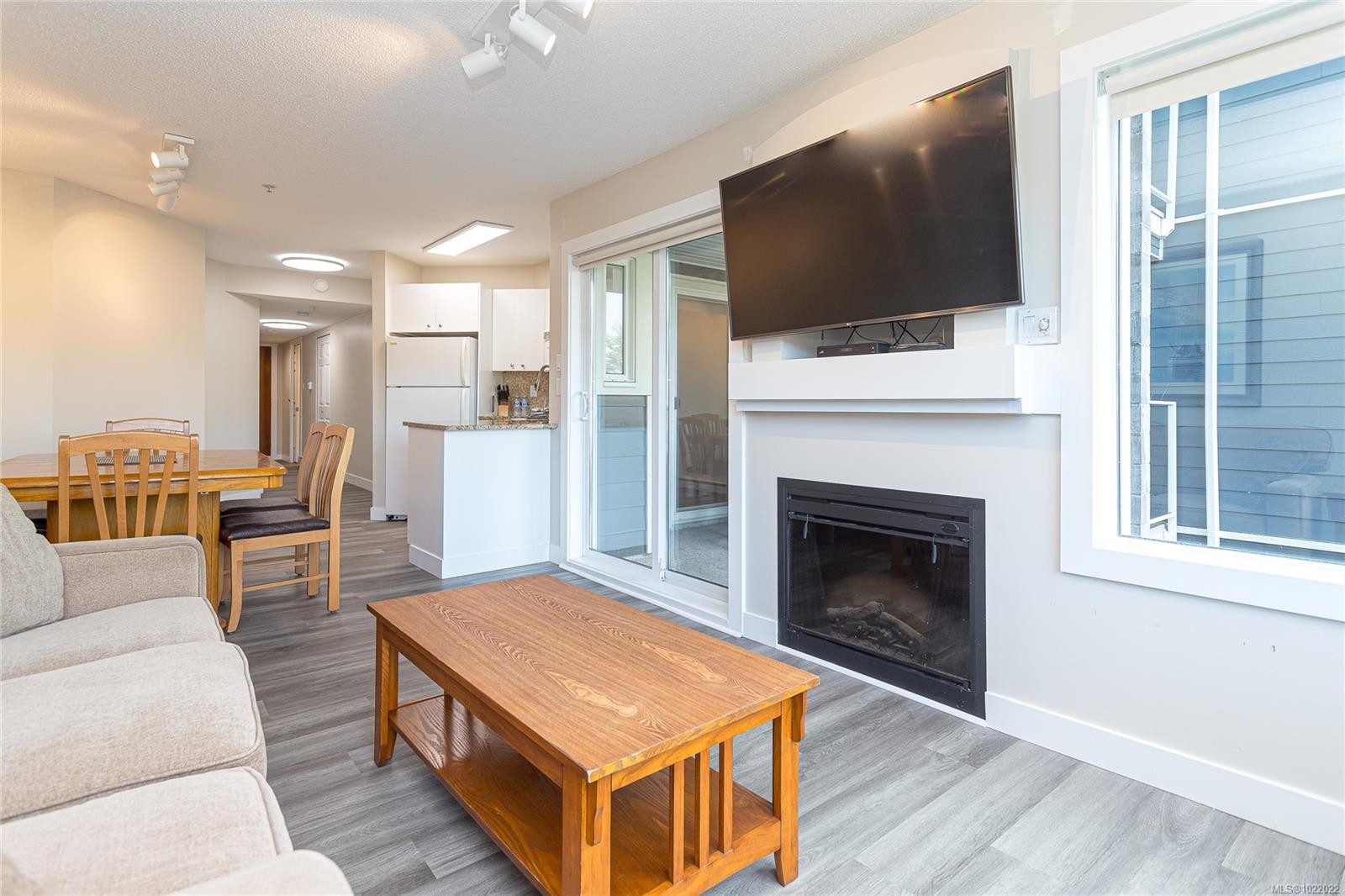 724-1600 Stroulger Rd, Nanoose Bay, BC - Indoor Photo Showing Living Room With Fireplace