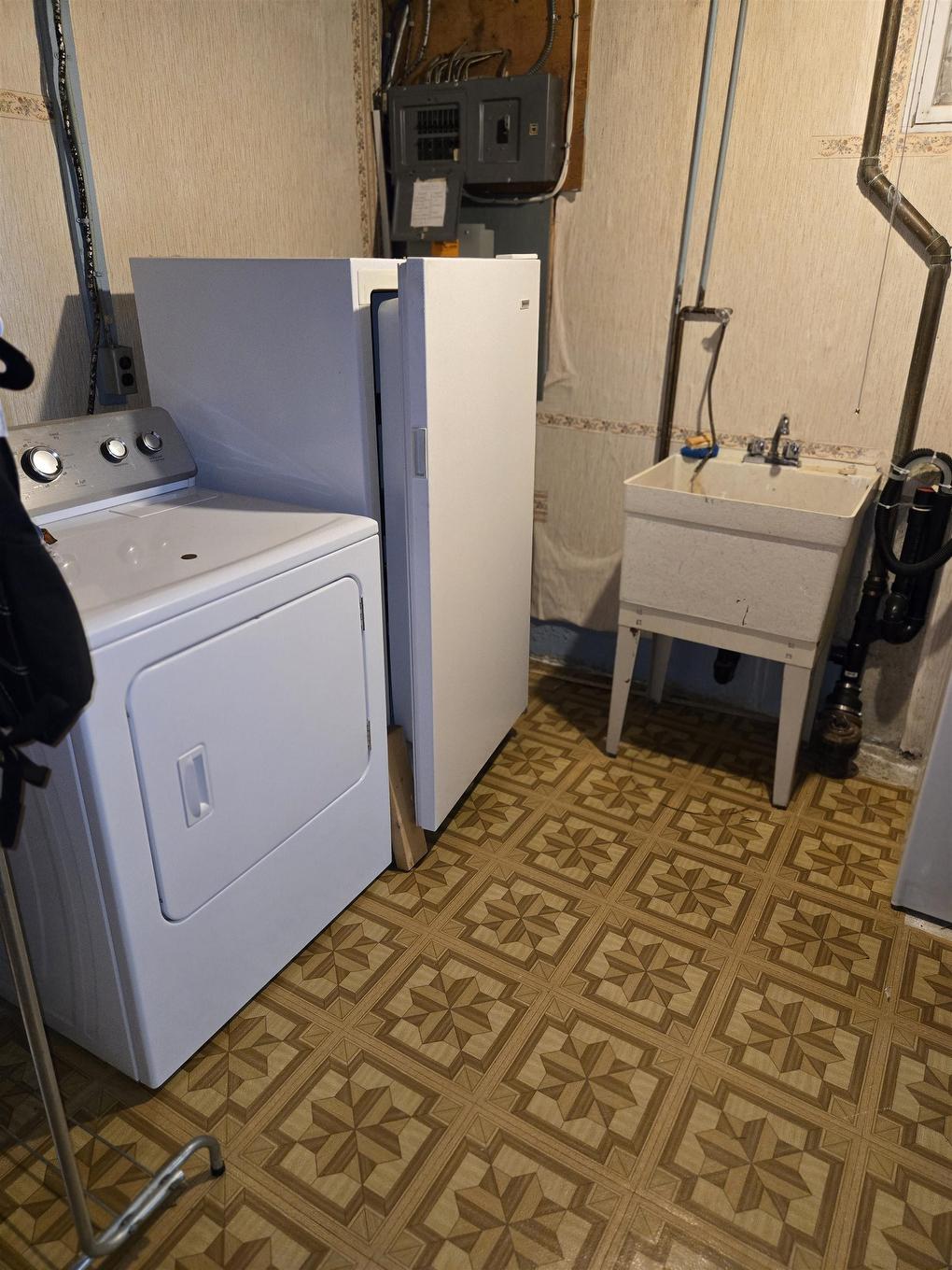 1251 Heenan Place, Kenora, ON - Indoor Photo Showing Laundry Room