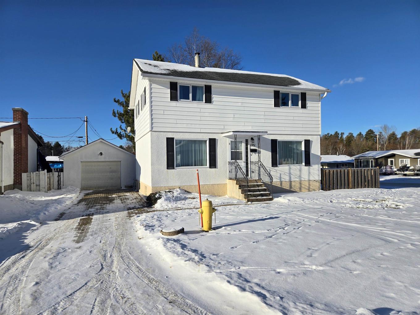1251 Heenan Place, Kenora, ON - Outdoor