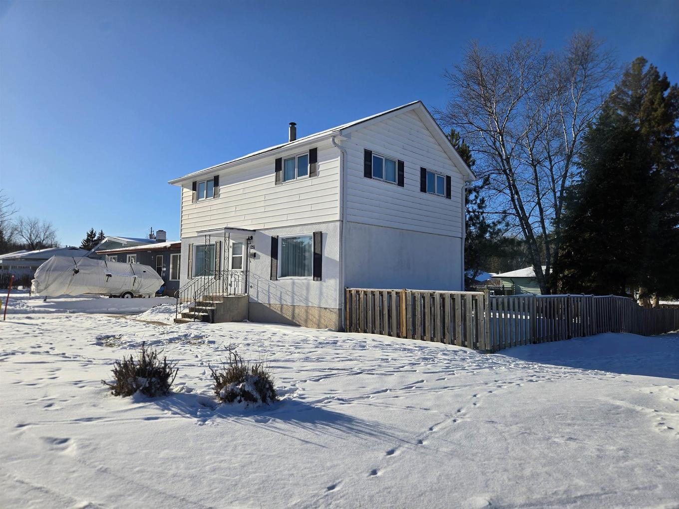 1251 Heenan Place, Kenora, ON - Outdoor