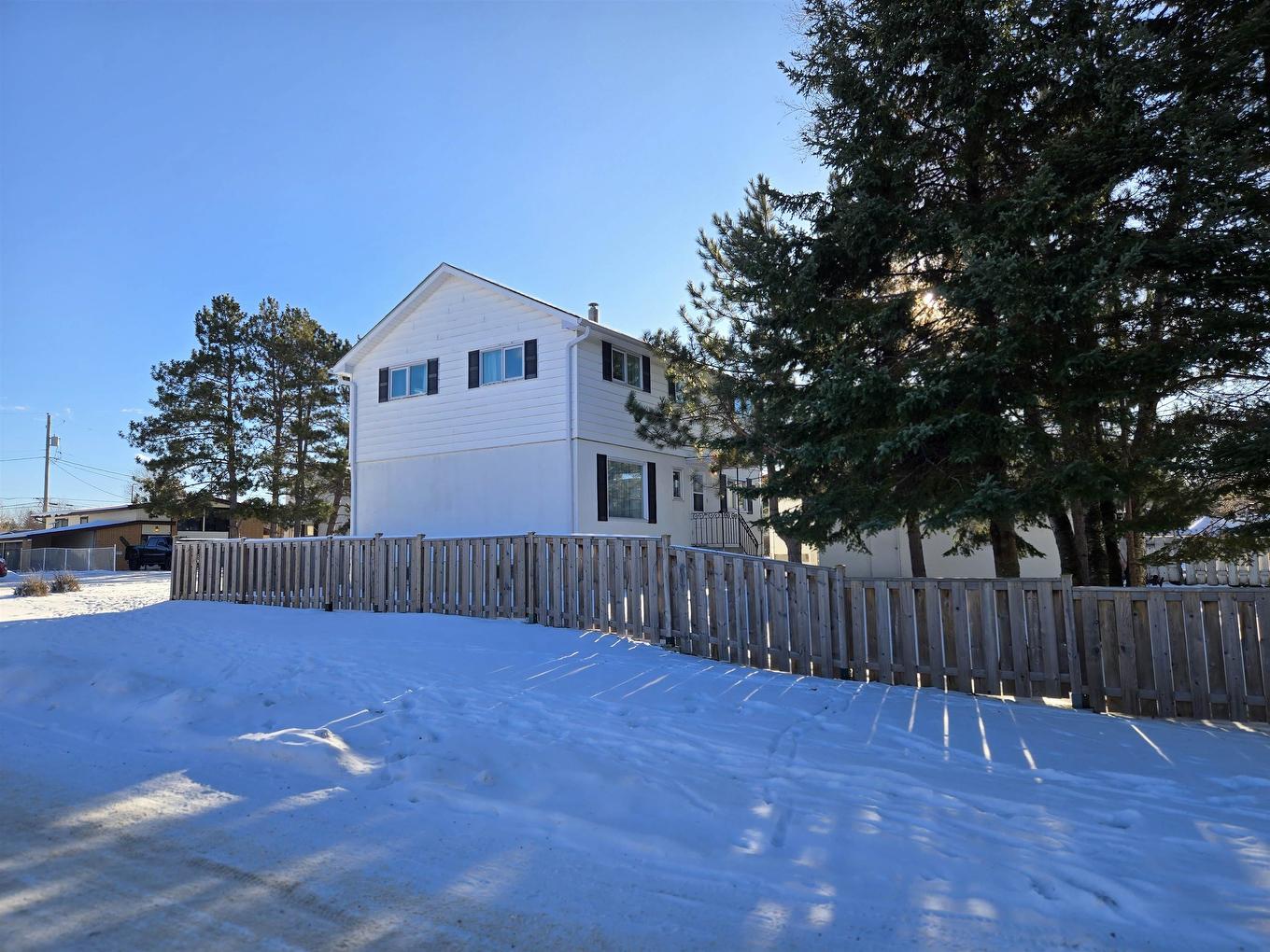 1251 Heenan Place, Kenora, ON - Outdoor