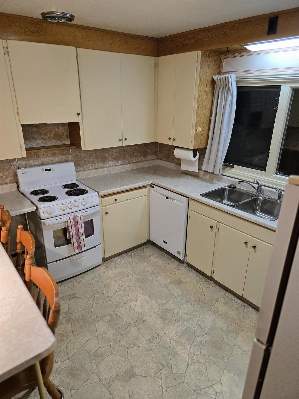 1251 Heenan Place, Kenora, ON - Indoor Photo Showing Kitchen With Double Sink