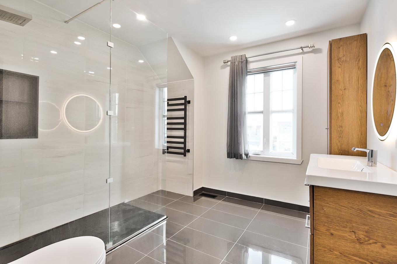 Bathroom - 9 Rue Cloutier, Saint-Constant, QC - Indoor Photo Showing Bathroom