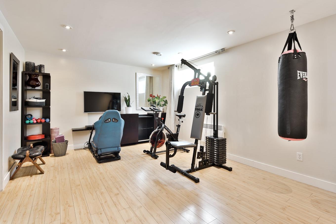 Family room - 9 Rue Cloutier, Saint-Constant, QC - Indoor Photo Showing Gym Room
