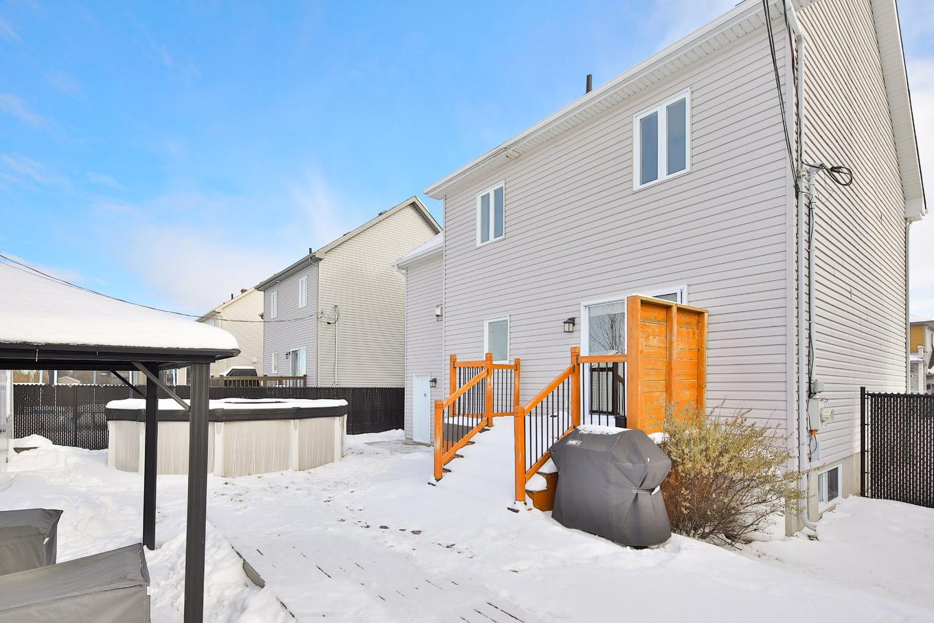 Back facade - 9 Rue Cloutier, Saint-Constant, QC - Outdoor With Exterior