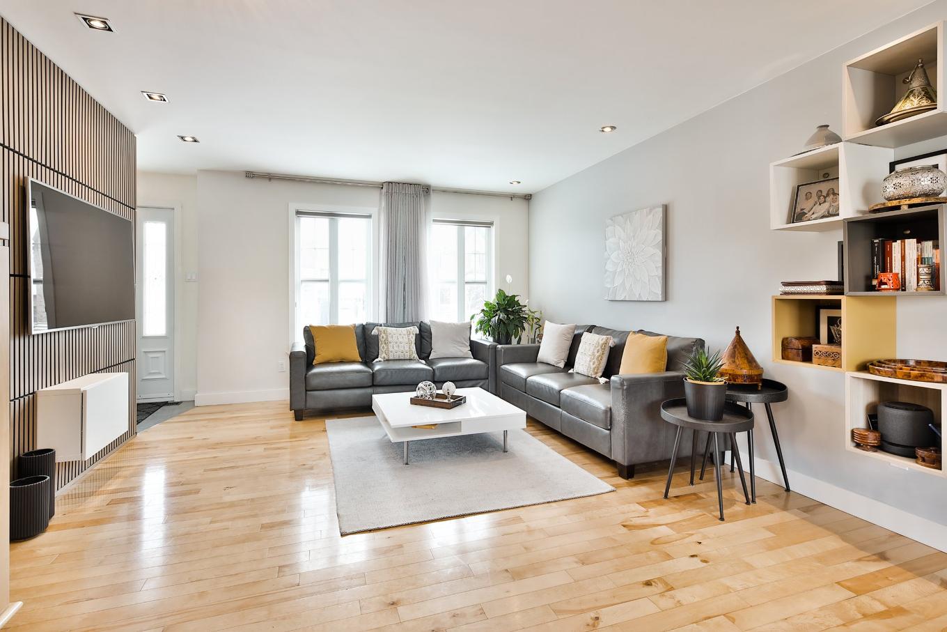 Living room - 9 Rue Cloutier, Saint-Constant, QC - Indoor Photo Showing Living Room