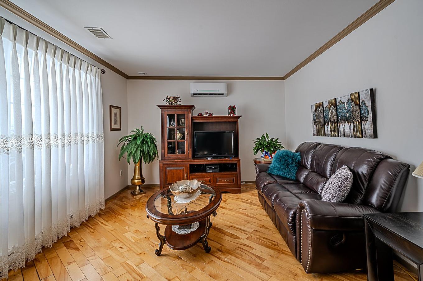 Living room - 124 Rue Poitras, Val-Des-Sources, QC - Indoor Photo Showing Living Room