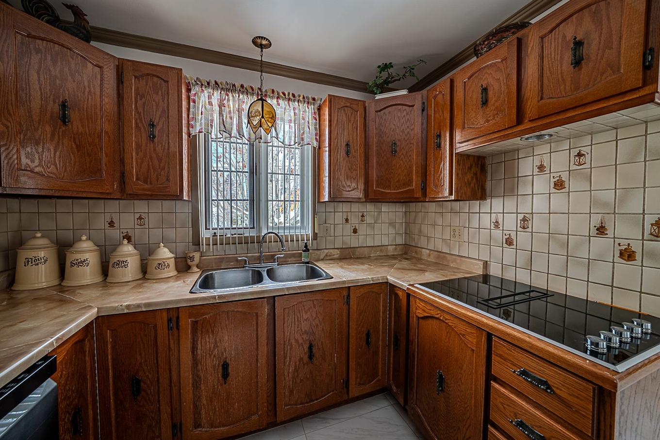 Kitchen - 124 Rue Poitras, Val-Des-Sources, QC - Indoor Photo Showing Kitchen With Double Sink