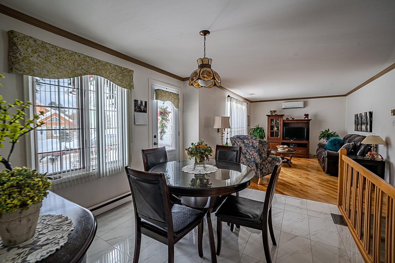 Dining room - 124 Rue Poitras, Val-Des-Sources, QC - Indoor Photo Showing Dining Room