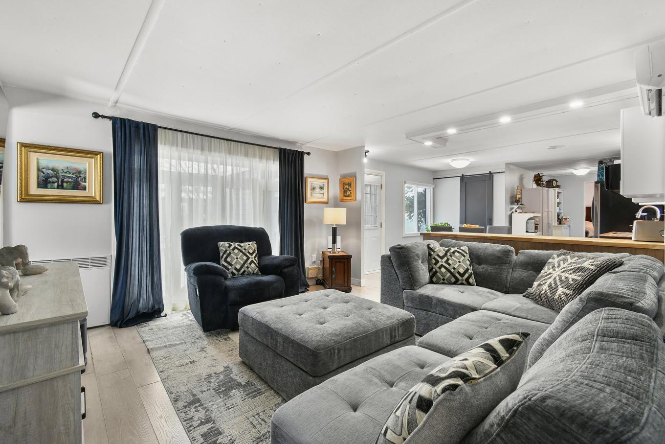 Salon - 4 5E Avenue S., Saint-Mathieu, QC - Indoor Photo Showing Living Room