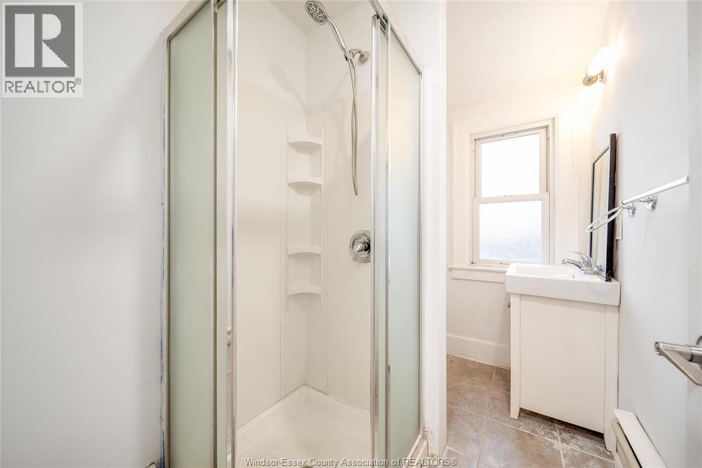 956 Curry Avenue Unit# Upper, Windsor, ON - Indoor Photo Showing Bathroom