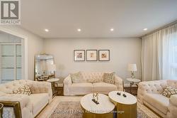 18 PARK LANE CIRCLE Richmond Hill, ON L4C 6S8