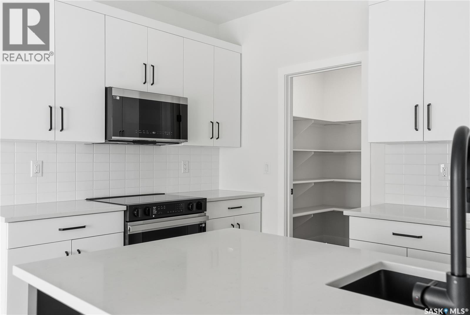 211 Sharma Lane, Saskatoon, SK - Indoor Photo Showing Kitchen With Upgraded Kitchen