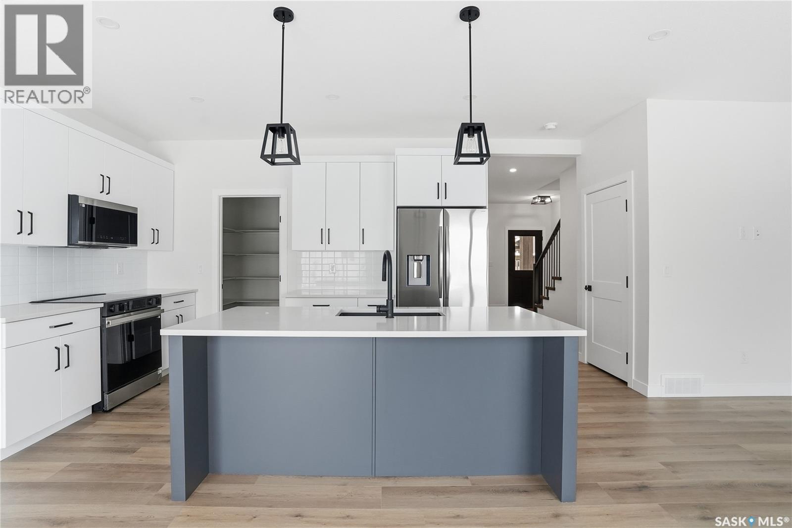 211 Sharma Lane, Saskatoon, SK - Indoor Photo Showing Kitchen With Upgraded Kitchen