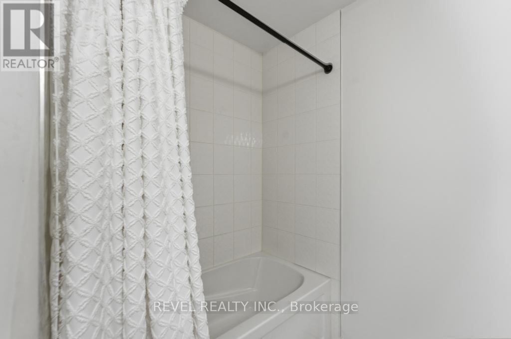 33 Barley Lane, Hamilton, ON - Indoor Photo Showing Bathroom