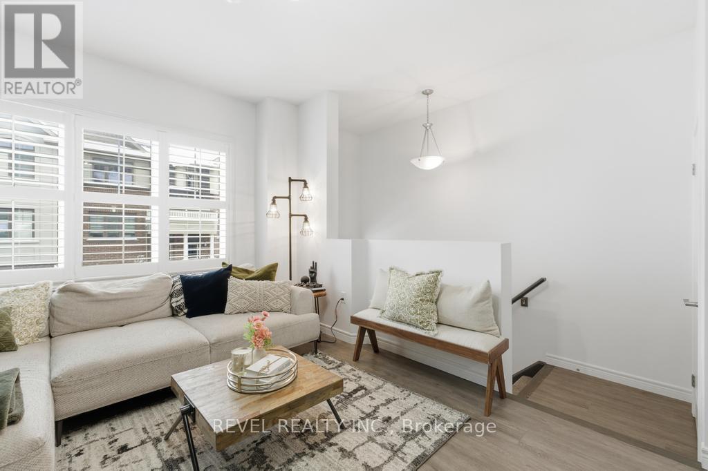 33 Barley Lane, Hamilton, ON - Indoor Photo Showing Living Room