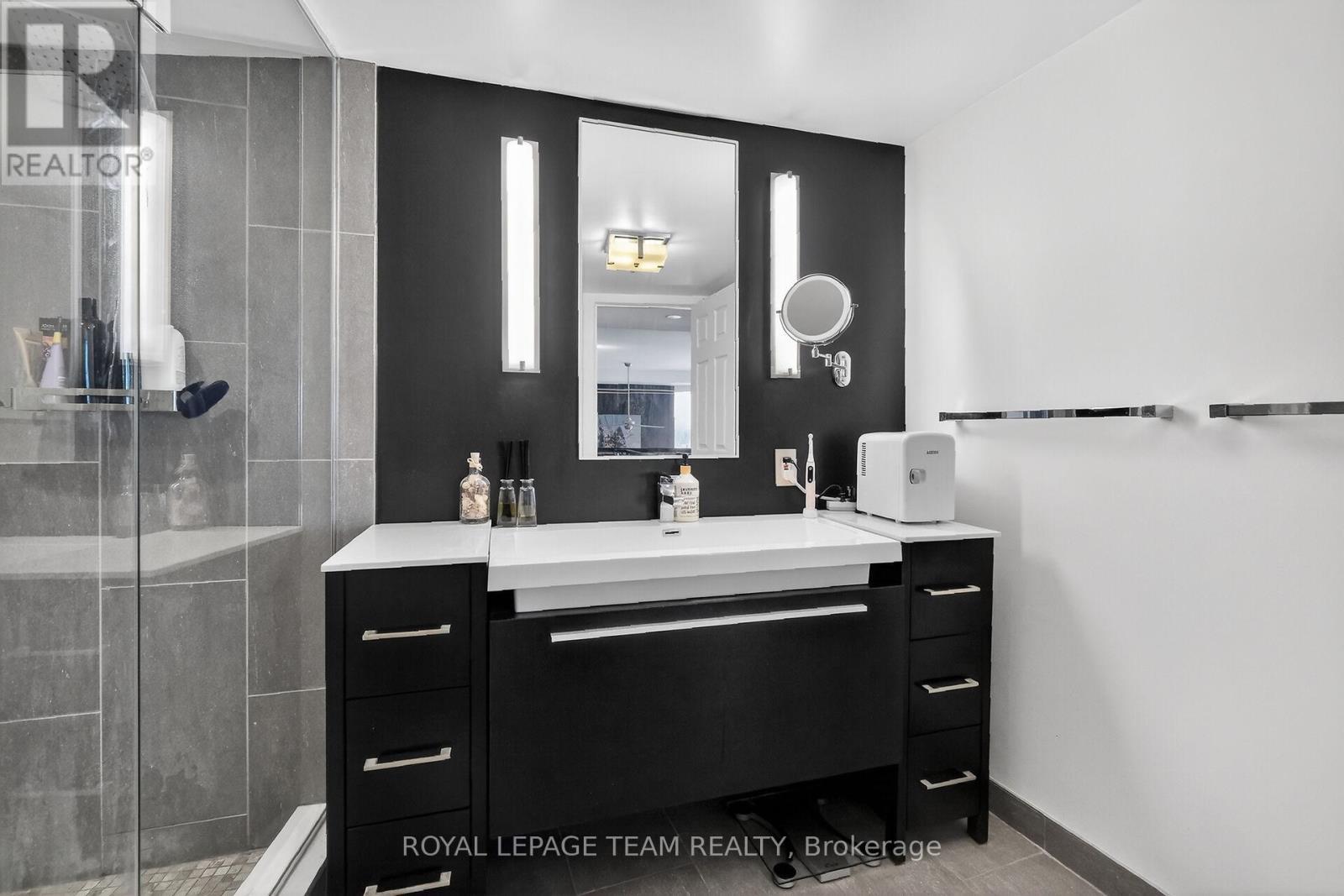 second level bathroom - 306 - 29 Main Street, Ottawa, ON - Indoor Photo Showing Bathroom