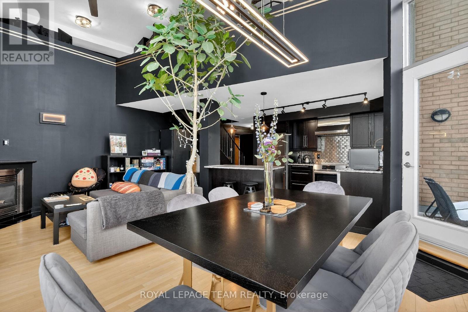 Beautiful open concept living and dinning space. - 306 - 29 Main Street, Ottawa, ON - Indoor With Fireplace