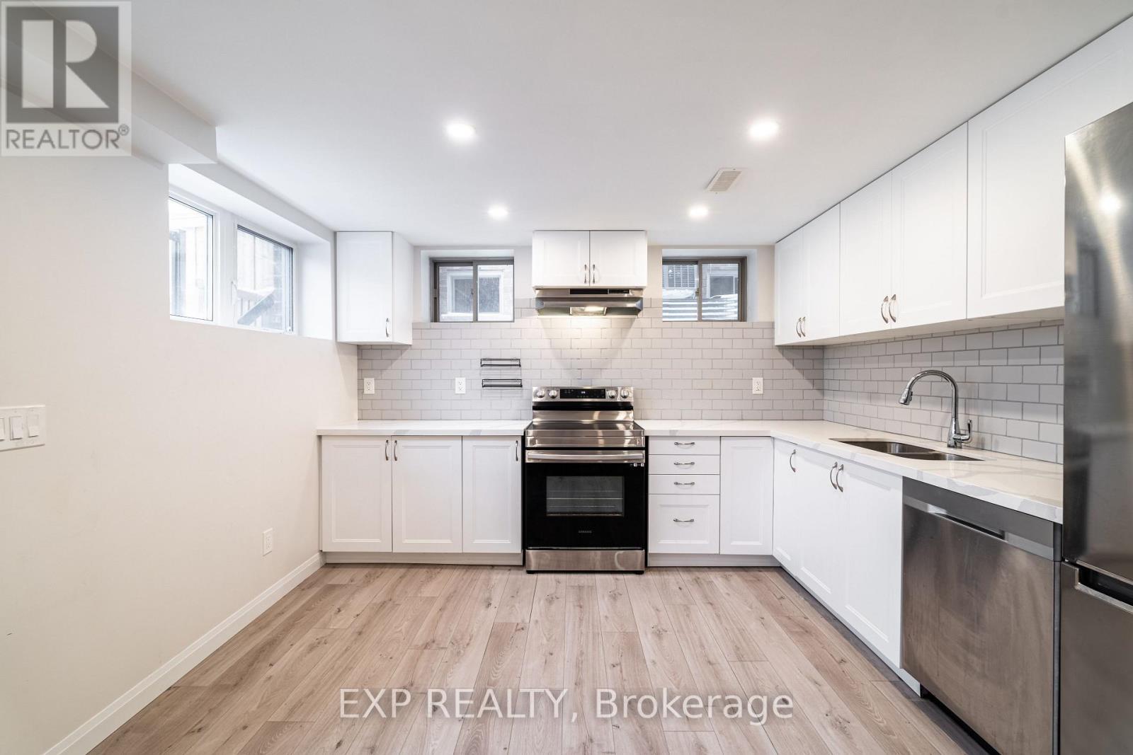 Kitchen - 38 Busato Drive, Whitchurch-Stouffville, ON - Indoor Photo Showing Kitchen With Double Sink With Upgraded Kitchen